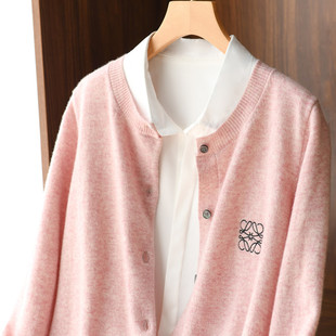 秋冬季刺绣粉色羊绒开衫女毛衣针织衫韩版宽松100%纯羊毛短款外套