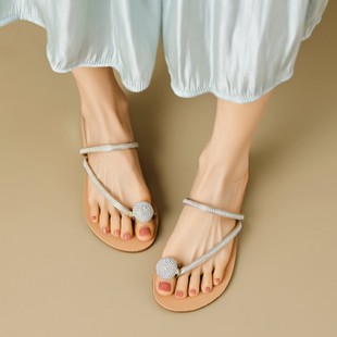 韩版设计甜美闪闪水钻外穿坡跟凉拖鞋夏季夹趾网红度假平底鞋大码