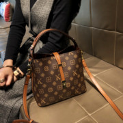 香港品牌包包女2023复古真皮手提斜跨小包流行单肩质感水桶包