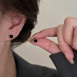 迷你精致黑色方形耳钉2024养耳洞耳环小巧气质高级感耳饰