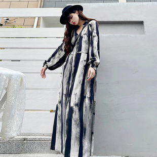 黑灰色v领连衣裙高级感气质小众设计感时尚秋冬款长裙配西装风衣