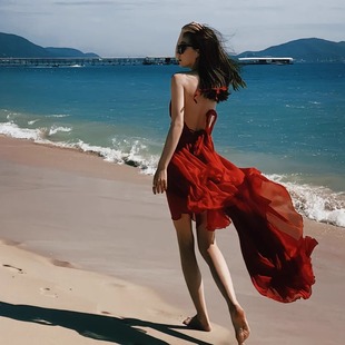 三亚红色绝美海边度假连衣裙，女夏v领吊带性感，露背超仙大摆沙滩裙
