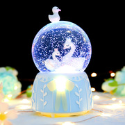 创意天鹅水晶球八音盒自动飘雪彩灯音乐盒客厅，桌面摆件生日礼物女
