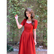 邓六六法式复古赫本风红裙子高级感订婚裙收腰显瘦方领红色连衣裙