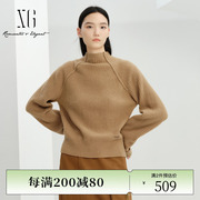 xg雪歌螺纹设计长袖毛针织衫，2023冬季浅咖色修身套头羊毛衫女