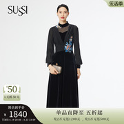 SUSSI/古色23春季商场同款黑色半高领丝绒刺绣灯笼袖中长款连衣裙