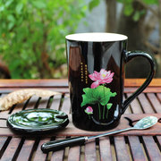 带莲花图案的水杯，陶瓷杯子带盖带勺创意荷花咖啡杯家用马克杯定制