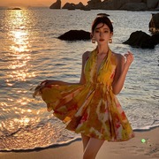 黄色印花海边挂脖v领露背，连衣裙小个子收腰显瘦碎花度假沙滩裙