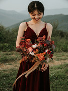 法式丝绒吊带新娘敬酒服酒红色秋冬礼服，订婚宴会回门连衣裙
