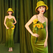 影楼孕妇摄影写真主题服装绿色，显瘦丝绒吊带裙孕妈照拍照服装