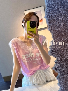 智研 韩国唯美蕾丝拼接无袖粉色洋气浪漫v领字母t恤