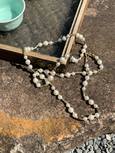 珠光宝气浮朵冬季复古时髦轻奢优雅长款金色，珍珠项链