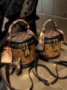 香港品牌包包女士2024高级手提发财桶斜跨小包，真皮单肩水桶包