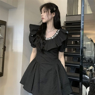 法式名媛气质泡泡袖黑色连衣裙女装夏季设计感收腰显瘦蓬蓬短裙子