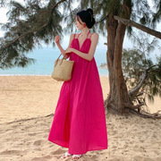 玫红色连衣裙子女夏季茶歇法式宽松显瘦海边度假挂脖吊带长裙