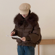 美拉德穿搭冬季2023羽绒服，女韩版宽松大毛领高奢气质短款外套
