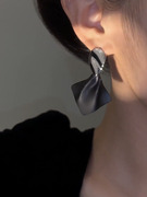 气质设计感黑色菱形耳环，2023年潮时尚大气，高级感耳钉个性简约