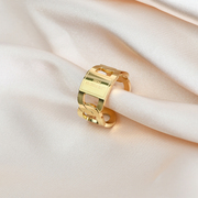 开口宽版镂空字母戒环冷淡风，欧美时髦个性，宽版夸张钛钢金色戒指女