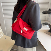 通勤斜挎包女时尚，红色休闲尼龙布单肩包大学生运动潮酷收纳小背包