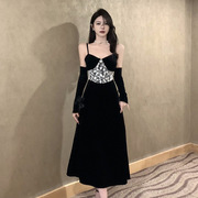 暗黑法式赫本风黑色蕾丝拼接丝绒吊带连衣裙设计感宴会礼服裙长裙