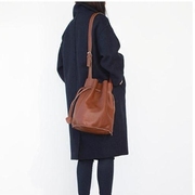 韩版头层牛皮女包简约时尚，抽绳水桶包个性(包个性，)单肩斜跨大容量包包
