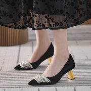 黑色单鞋女2024年春季尖头粗跟白色珍珠法式小众设计感高跟鞋