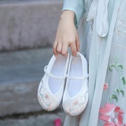 一双搭配女童汉服的精致绣花鞋老北京布鞋民族风，公主鞋学生演出鞋
