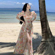 夏日多巴胺泡泡袖碎花连衣裙法式方领气质收腰海边度假长裙沙滩裙