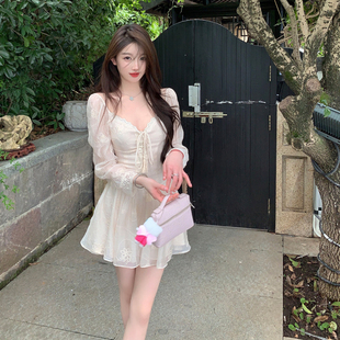fairyjiang秋季高级感气质长袖，v领蕾丝白色连衣裙，收腰显瘦短裙子