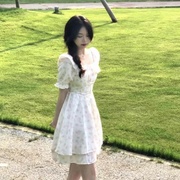 2023夏季白色蕾丝碎花连衣裙方领收腰设计感小众短裙网红同款
