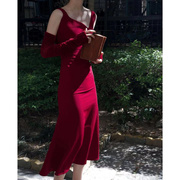 情迷维也纳_勃艮第酒红色设计感V领背心连衣裙年会晚礼服玫瑰来信
