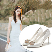 迪丽热巴同款绸缎白色礼服，鞋尖头细跟香槟色高跟鞋，主婚纱宴会单鞋