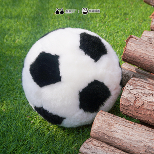 熊猫工厂原创纯手工缝制羊毛皮，黑白毛绒足球玩具宠物儿童摆拍道具