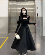 黑色拼接镂空赫本风连衣裙，2023秋小众设计感气质高腰显瘦a字长裙