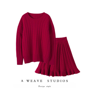 第一眼的时髦感!绞花加厚羊绒衫，女圆领荷叶边短裙羊绒套装冬红色