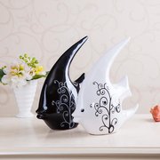 家居饰品客厅摆件客厅摆件现代结婚礼物陶瓷工艺品黑白情侣对吻鱼