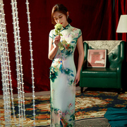 真丝绸旗袍夏季年轻款气质高端荷花情绿色，长款到脚踝走秀日常