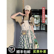 格子背带裙夏季女设计感小众2024韩版宽松学院风复古连衣裙