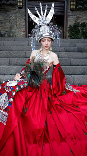 苗族服装国际范红色孔雀翎刺绣拖尾裙高级感女王盛装影楼摄影写真