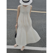 whitecube2023夏季女装鱼尾褶皱花苞米白色宽松吊带无袖连衣裙子