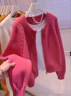 玫红色短款毛衣外套女春季2024韩版宽松慵懒外穿拉链针织开衫