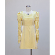 洋气复古宫廷风莲藕袖连衣裙，黄色长袖设计感方领收腰显瘦包臀裙