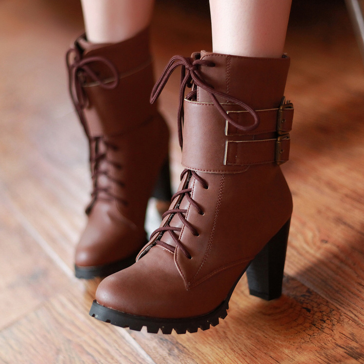 韩版时尚排扣粗高跟靴...