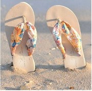 波西米亚风烫金印花绸面沙滩鞋，拖鞋夹脚人字拖平跟坡高跟凉鞋女