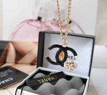 Contador con el dinero de Chanel / small fragante mujercita bella con un collar de flores de doble CK chapado en oro en tres colores