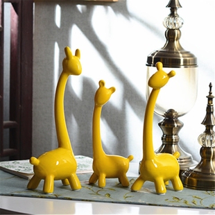 三口之家摆件客厅电视柜玄关，工艺品简约家居，陶瓷精致长颈鹿装饰品
