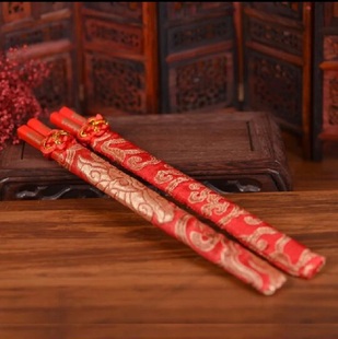 结婚红色木筷子新人对筷，婚庆用品创意，中式龙凤喜筷锦缎筷套回礼物