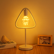 创意台灯北欧学习简约现代时尚暖光个性灯书桌装饰温馨卧室床头灯