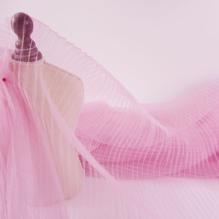 服装布料粉红色网眼百褶风琴皱褶，透网纱蓬蓬裙婚纱面料10.5
