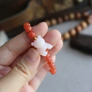 天然玉石保真粉澳宝手工雕刻的小熊搭配南红玛瑙圆珠手链